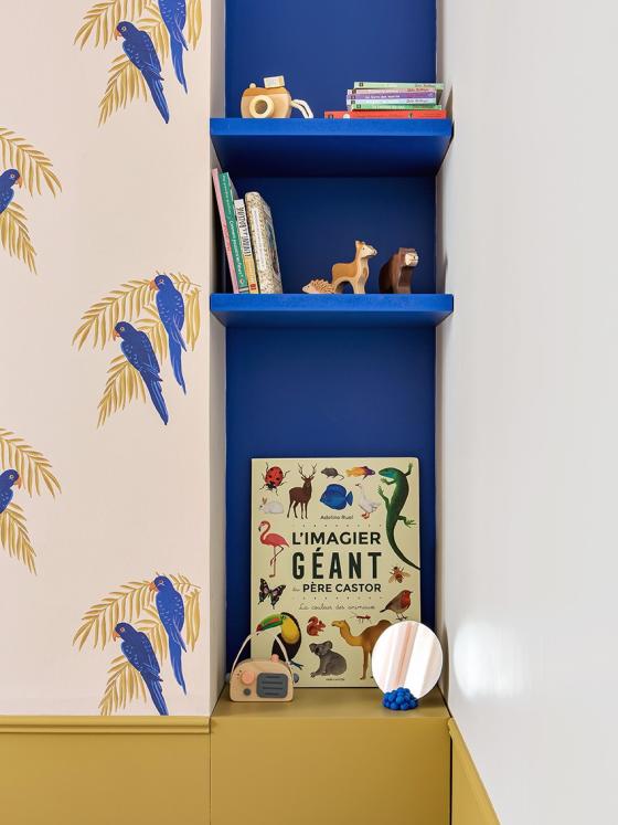 Chambre d'enfant avec niche de rangement peinte en Bleu electrique et Ocre.