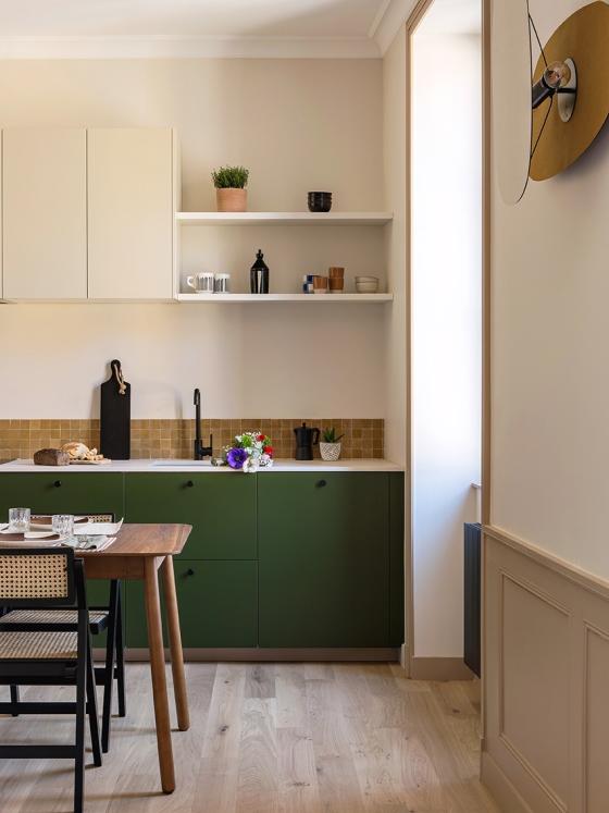 Cuisine Olive et Ivoire avec crédence en zelliges
