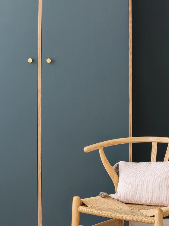 Zweifarbiger Kleiderschrank in “Bleu paon” und Eiche natur