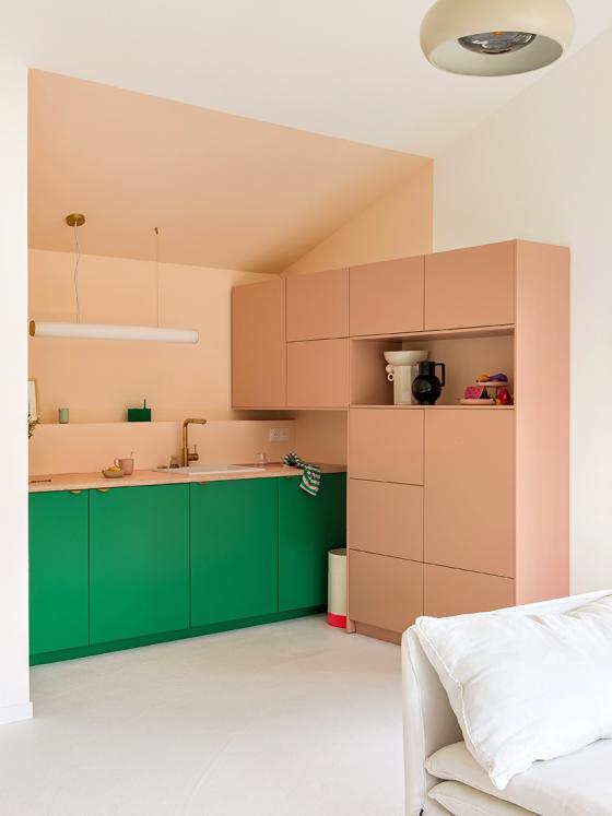 La cuisine rose et verte du studio de Sabine Mérillon