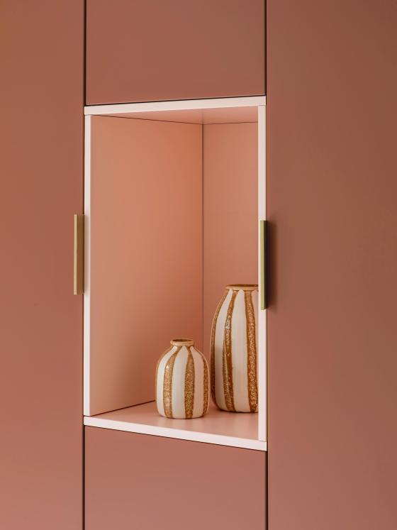 Cuisine marron Fauve avec niche Rose calcaire