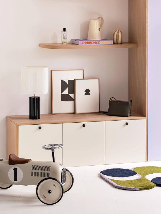 Banquette Ivoire avec étgaères flottantes arrondies