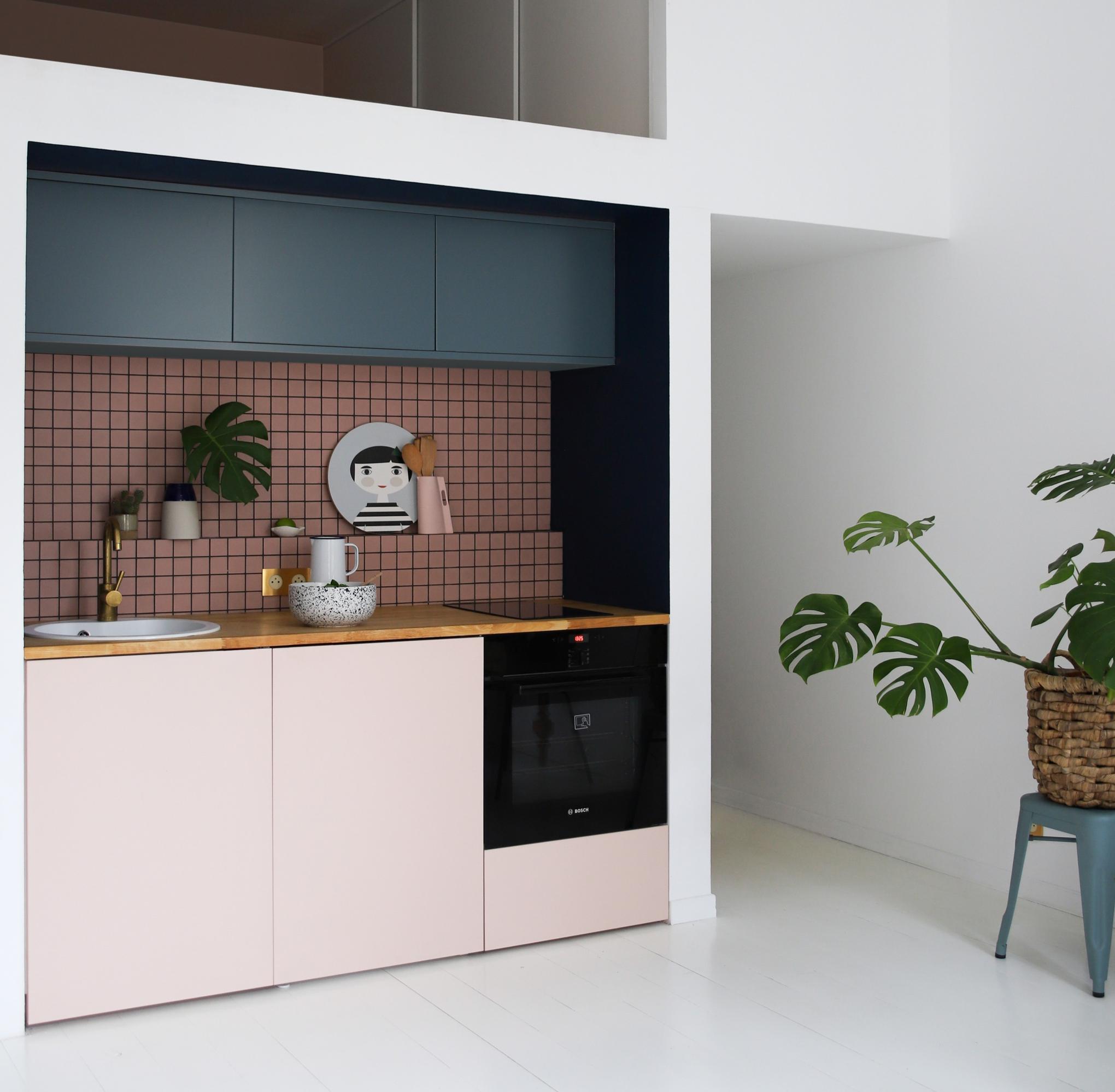 Projet réalisé par @miss_etc avec nos façades lisses en laque mate Beige rosé et Bleu paon