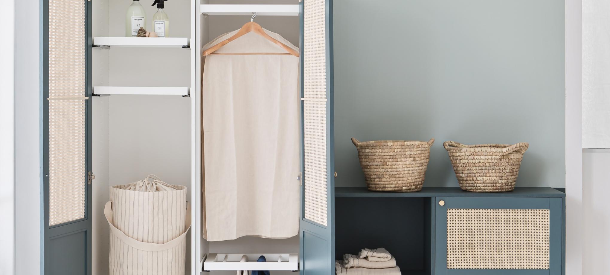 Lingère Bleu paon en cannage réalisée avec des caissons Pax et des caissons Metod Ikea.