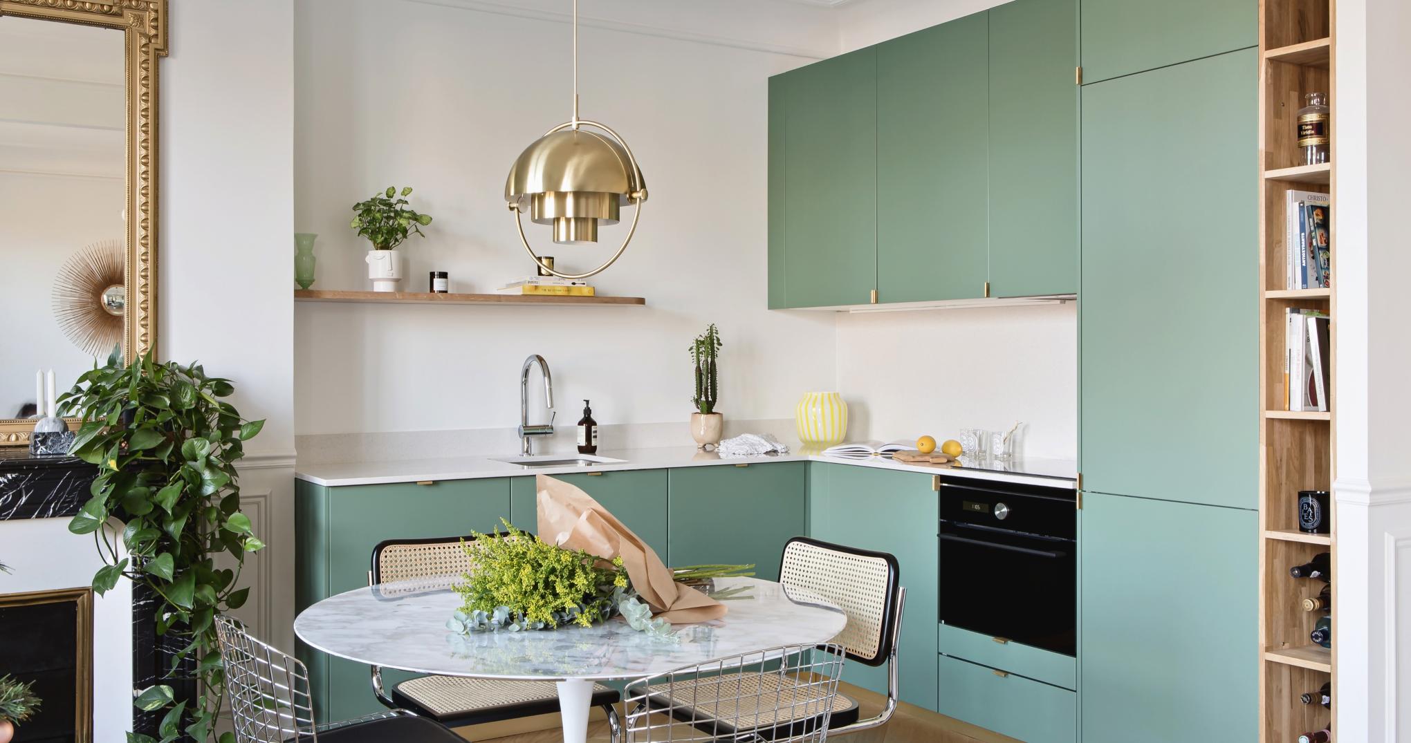 Cuisine Vert de gris avec détails en laiton et étagère flottante en Chêne naturel