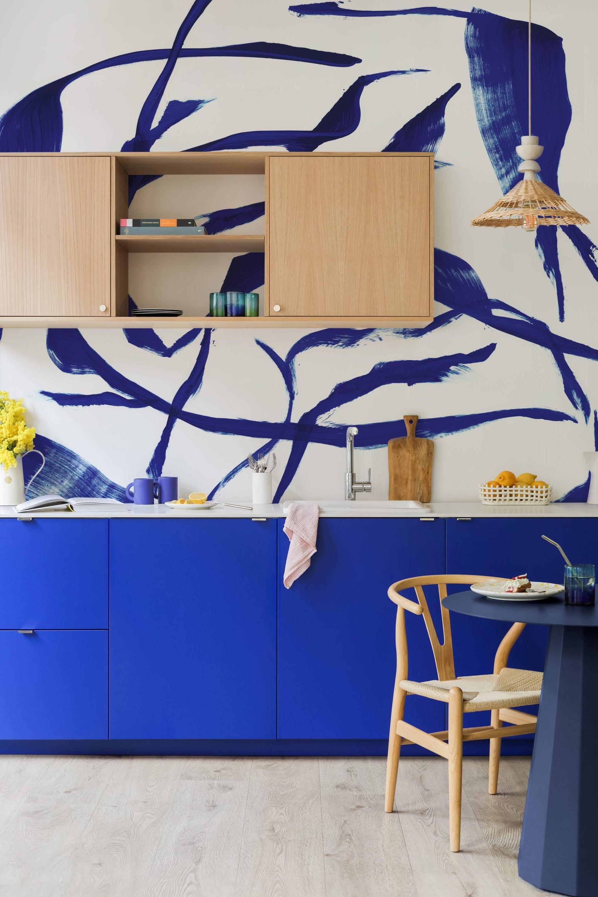 Cuisine Bleu Electric et Chêne naturel, avec papier peint bleu