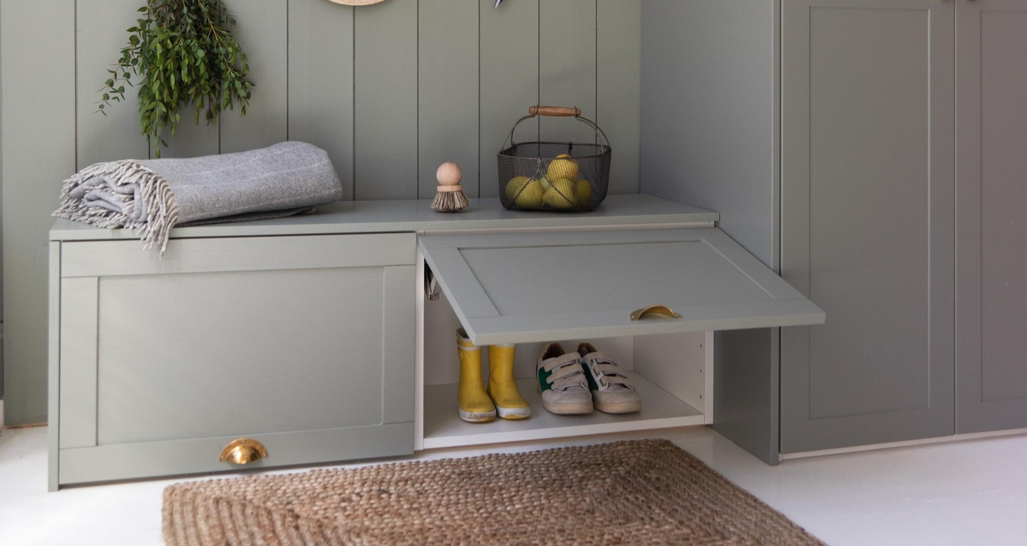 Möbel im Eingangsbereich, das mit Plum Living Fronten in Mattlack Stone realisiert wurde.