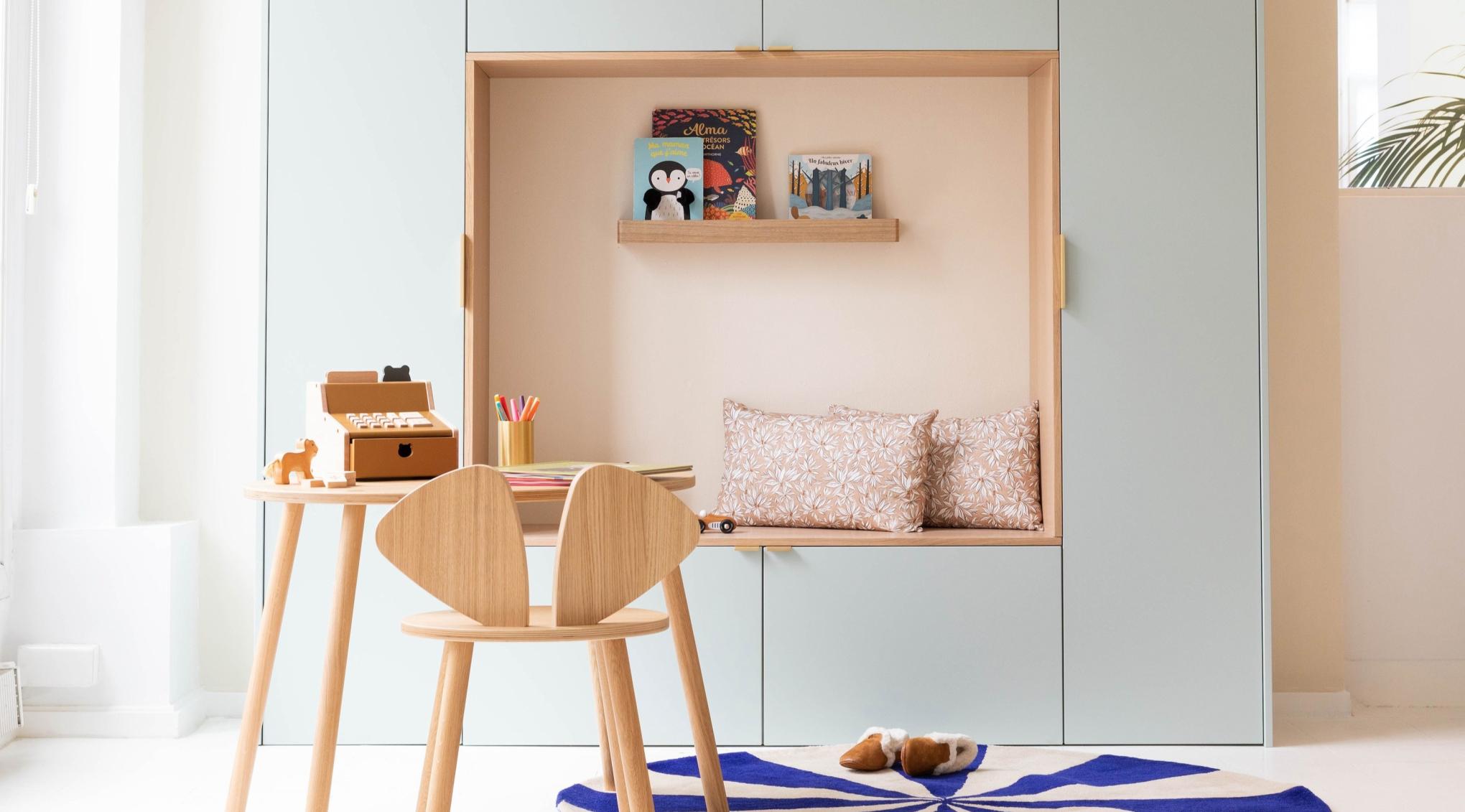 Arche pour enfant réalisée au Studio Plum avec nos façades lisses en laque mate Amandier grisé