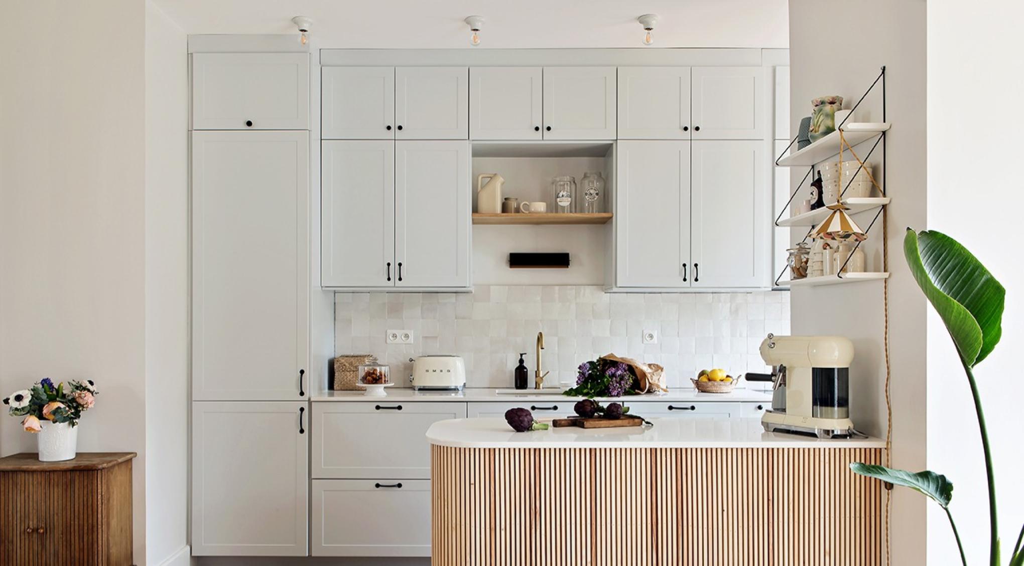 Projet Plum Living réalisé avec nos façades Gris nuage - ⓒ Hervé Goluza pour Plum Living