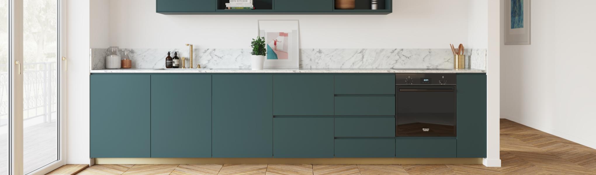 Cuisine bleu paon plinthe laiton
