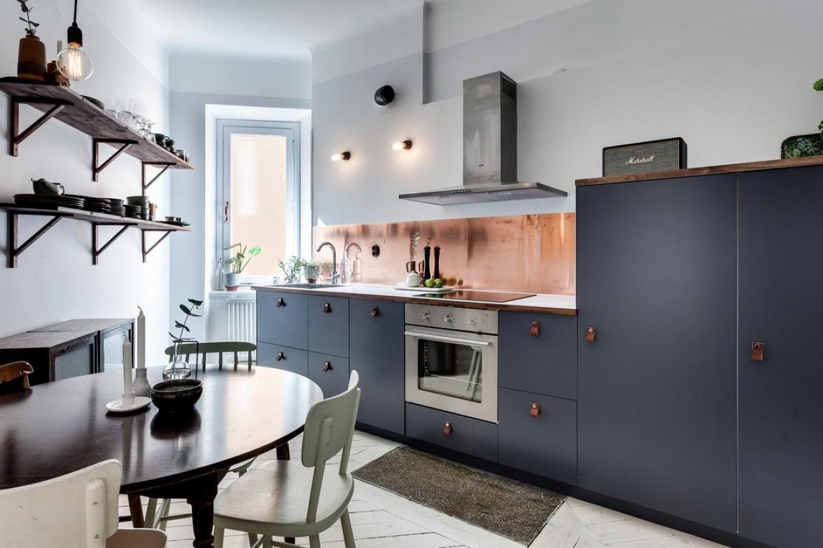 Cuisine bleu nuit crédence cuivre