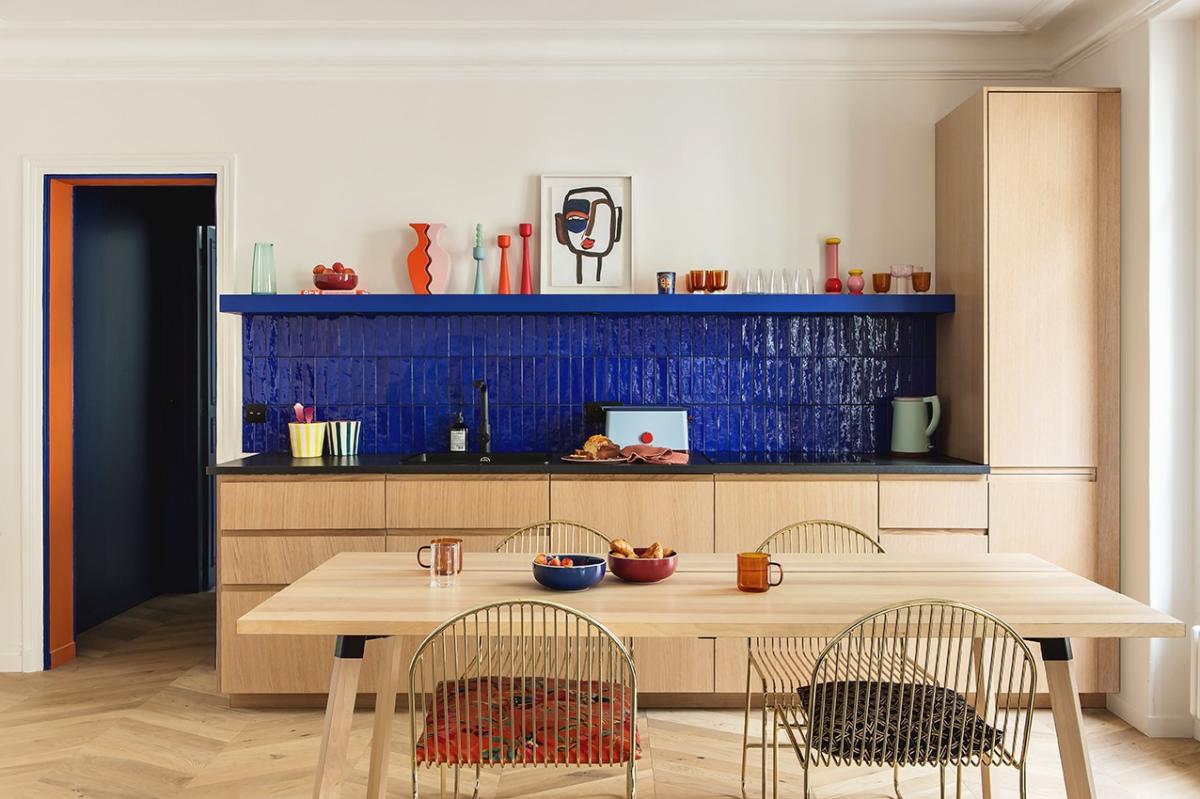 Projekt mit farbigen Wänden realisiert von Elise Chalmin ⓒ Hervé Goluza für Plum Living