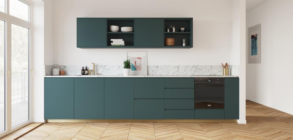 Cuisine bleu paon plinthe laiton