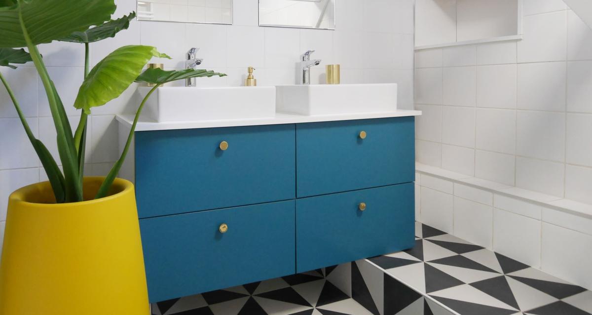 Mini-Badezimmer in weiß, Hängeschrank