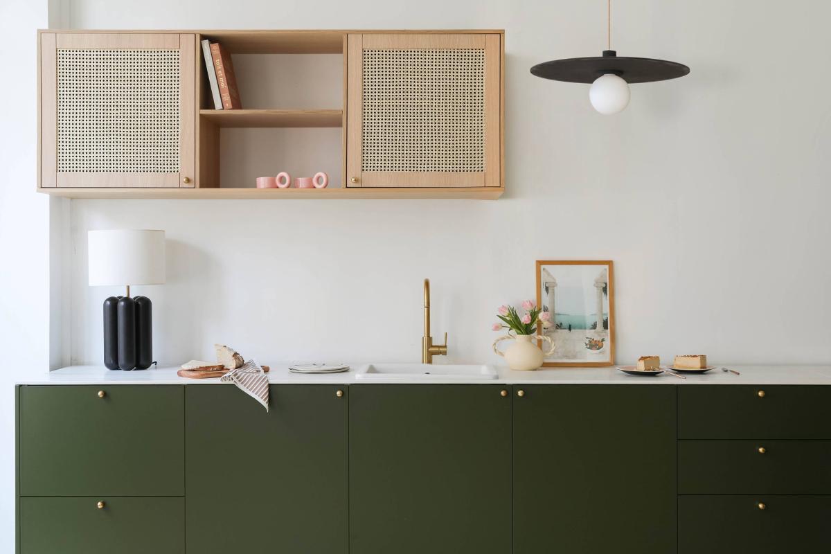 Cuisine verte Olive avec des façades en cannage.