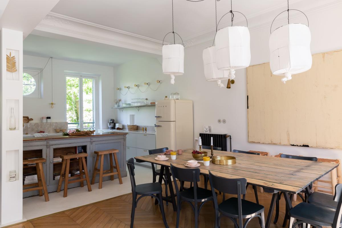 Salle à manger ouverte sur la cuisine